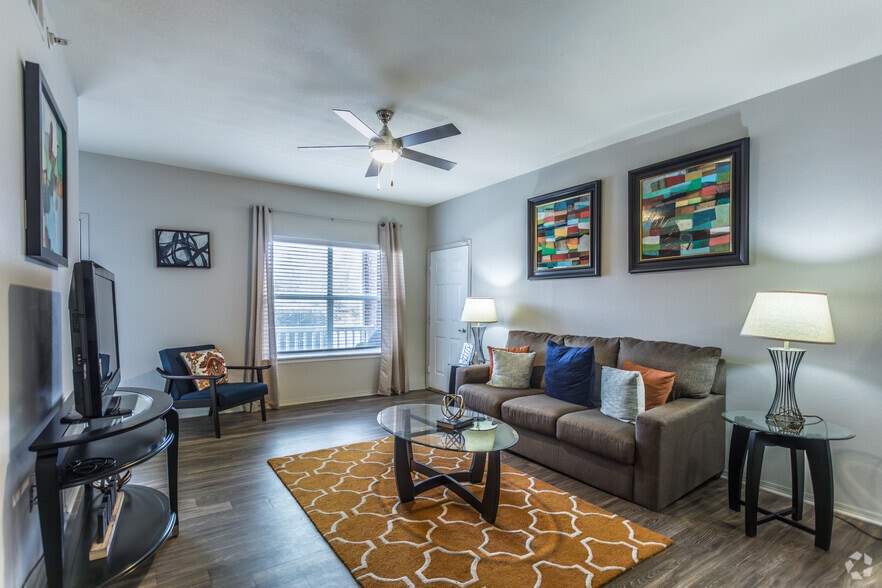 2BR, 2BA - 1,043SF - Living Area - Park at Forest Hill