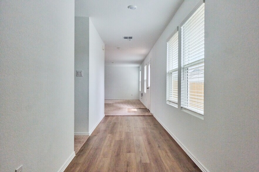 Building Photo - 160 Avre Loop