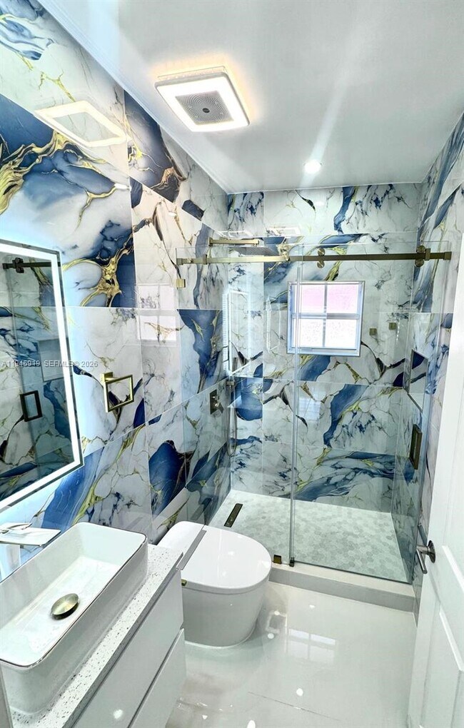 Building Photo - 690 E 6th Pl