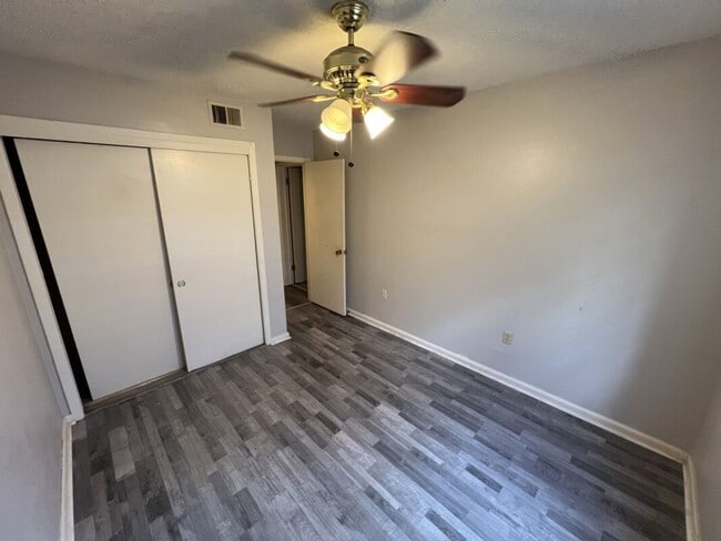 Building Photo - Stylish 2-Bed, 2-Bath Condo in Vibrant Mid...
