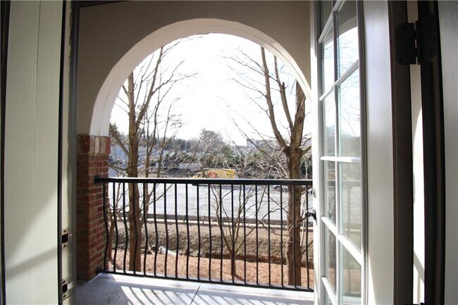 Building Photo - 901 Abernathy Rd NE