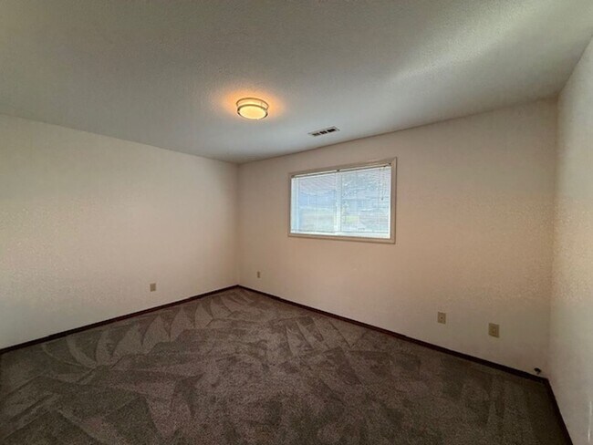 Building Photo - Spacious 3 Bedroom, 2 Bath home in Quality North Bend Neighborhood!