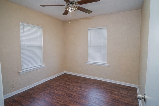 Building Photo - Great Home Near AT&T Center and Downtown!