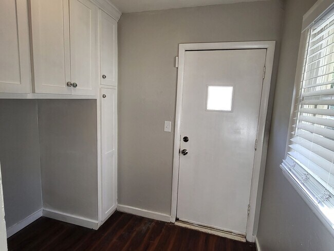 Building Photo - Beautiful 3 bedroom house with granite countertops and central heat and air