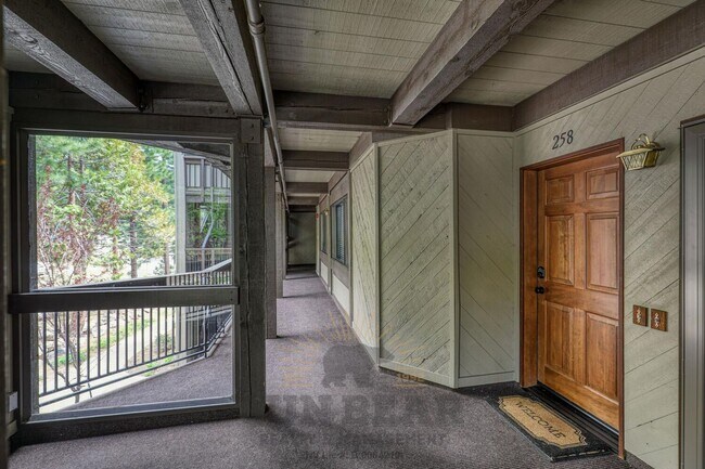 Building Photo - Adorable Condo w Elevator & Open Condo Garage