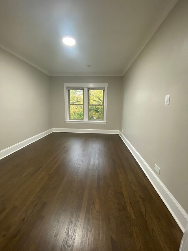 Building Photo - Large newly renovated 2 bedroom condo