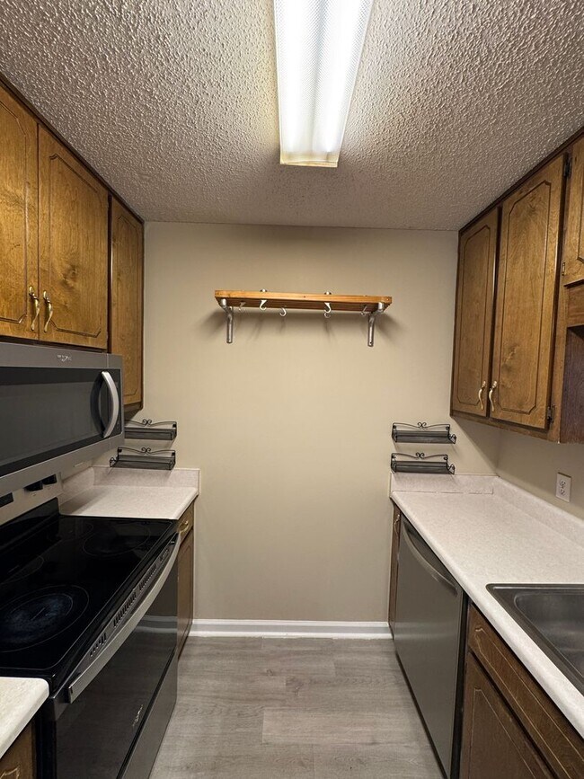 Building Photo - 127 Pineridge Dr