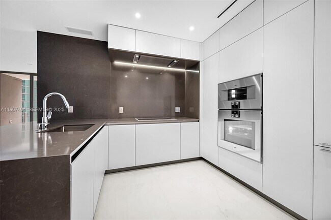 Building Photo - 300 Biscayne Blvd Way