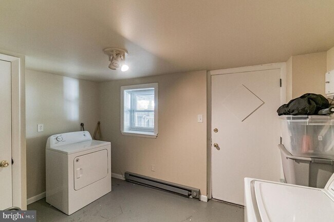 Building Photo - Spacious 3-Bedroom Home with Deck and Bonu...