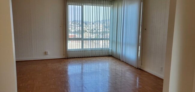 Building Photo - Beautifully Renovated Vintage  2 bedroom 2...