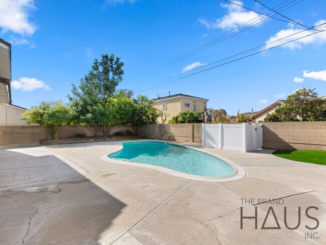 Building Photo - Two Primary Bedrooms, Pool, & Air Conditioning