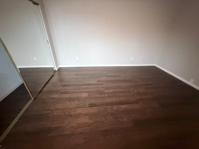 Building Photo - 533 Bustos Pl