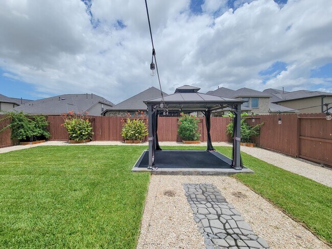 Building Photo - This thoughtfully designed home boasts 4 spacious bedrooms (2 down) and 3.5 baths, providing ampl...