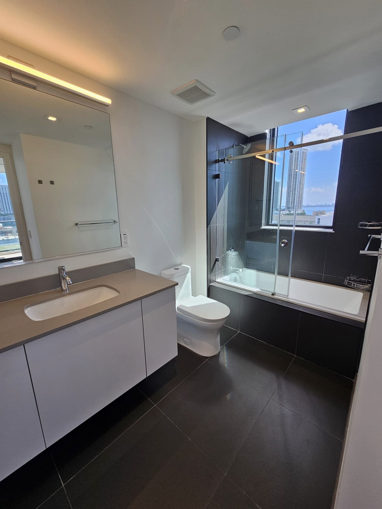 Building Photo - 1600 NE 1st Ave