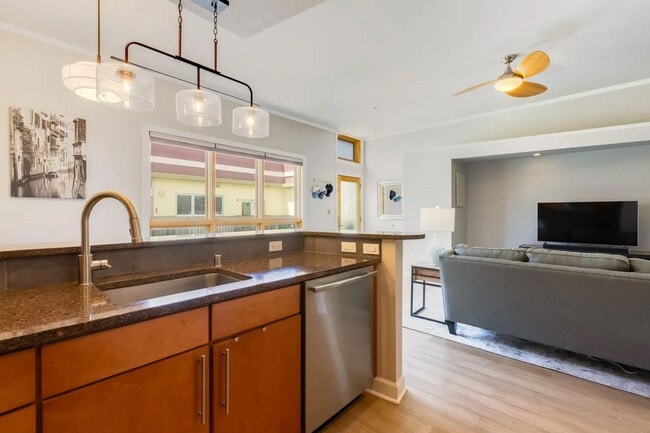 Building Photo - Modern Art Deco Two Bedroom Condo in Nob Hill