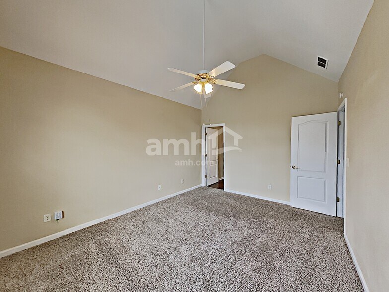 Building Photo - 1319 Vine Cir