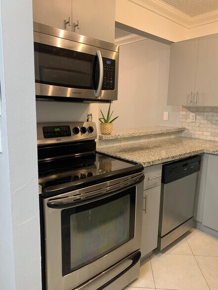 Kitchen - 126 SW 17th Rd