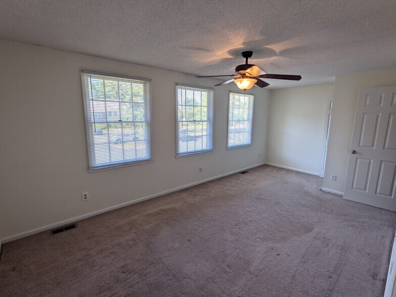 Master bedroom - 9908 Whitney Cir