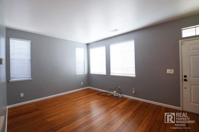 Building Photo - Newly Renovated 4 Bedroom with Parking