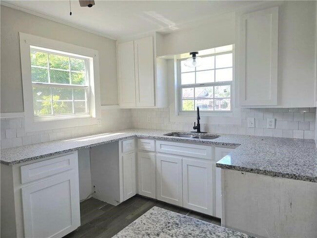 Building Photo - 1367 Normandy Dr