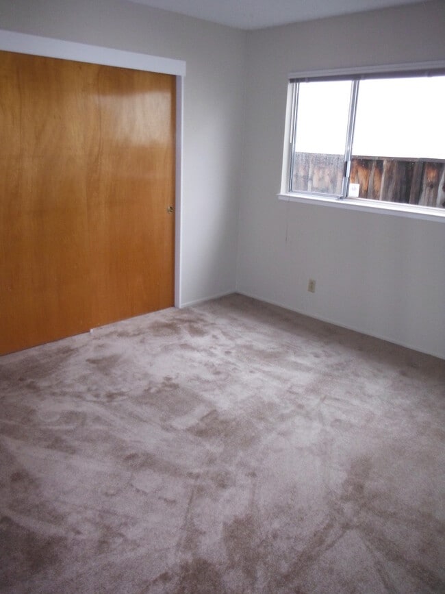 Building Photo - Spacious 3 Bedroom House Available Now