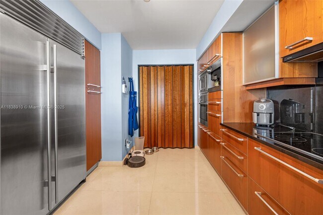 Building Photo - 1331 Brickell Bay Dr