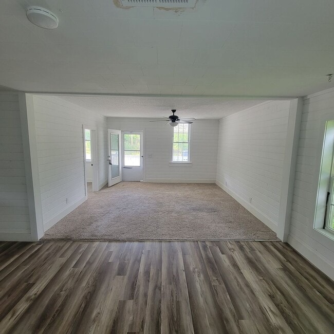 Building Photo - 9156 Crossville Hwy
