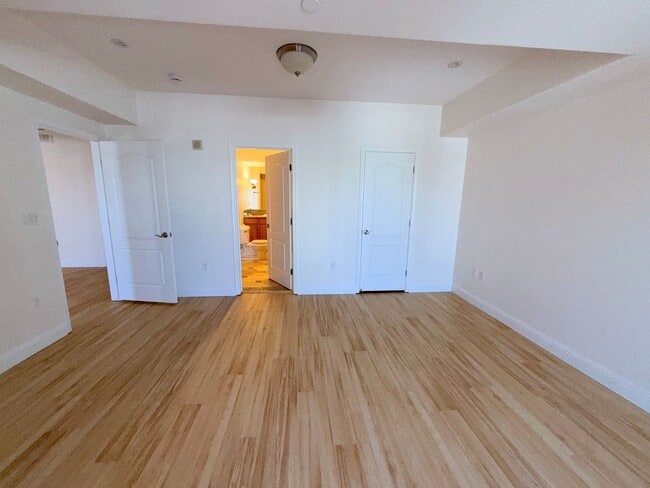 Building Photo - Riverwalk Tower 2 Bedroom Condo - 2 Parking Spaces/Private Laundry