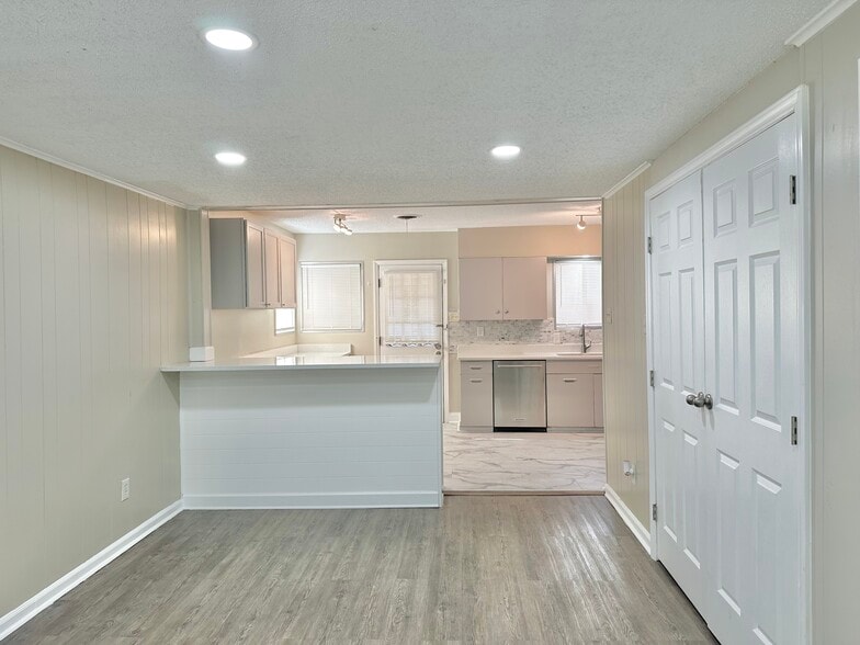 Building Photo - 141 N White Station Rd