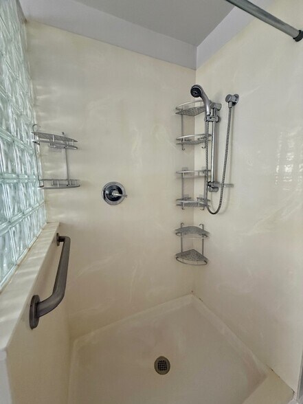Shower in full bath - 4055 25TH ST