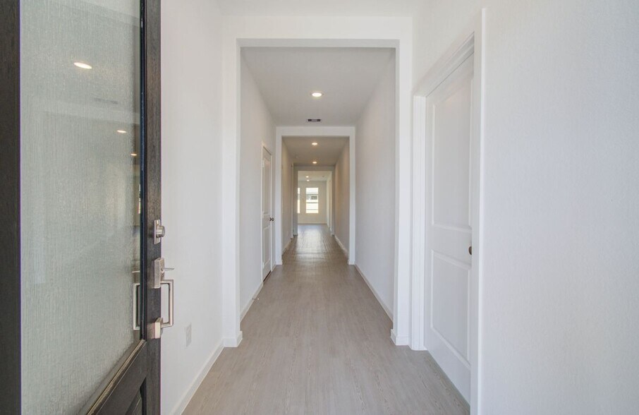 Building Photo - 26514 Foxtail Fern Dr