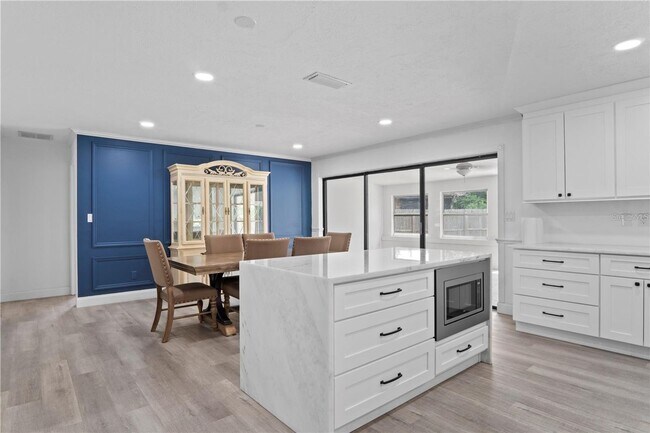 Building Photo - 904 Carvell Dr