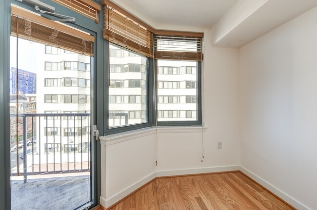 Building Photo - Gorgeous Studio w/ Hardwoods & Balcony