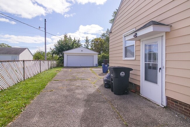 Building Photo - 3 bedroom Spacious Cape Cod!