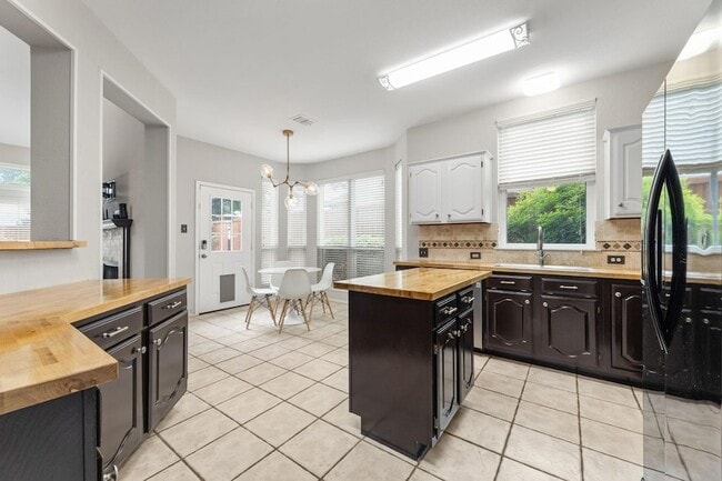 Building Photo - 10713 Alexandria Dr