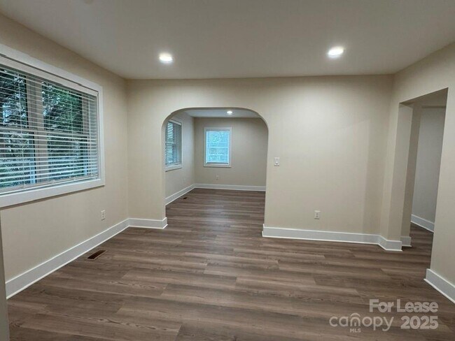 Building Photo - 19612 Oak St