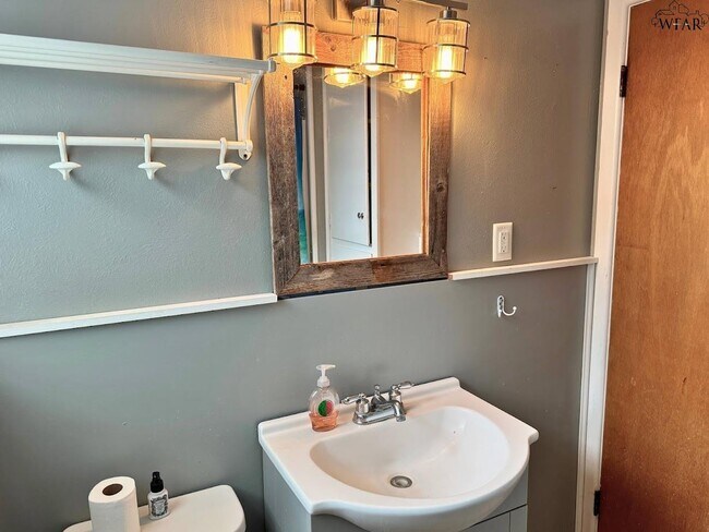 Building Photo - 405 Vaughn St