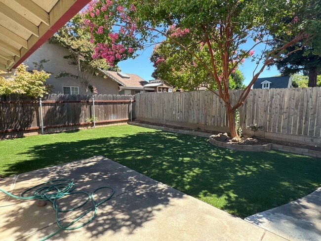 Building Photo - 3 bedroom 2 bath house in established neighborhood