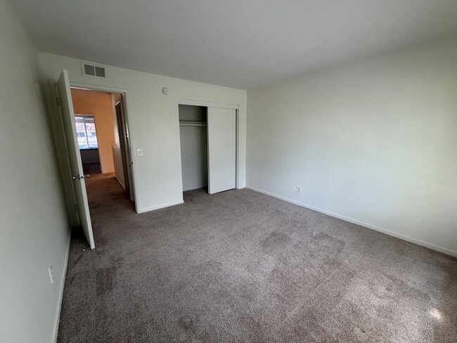 Building Photo - 800-806 S Park Hyde St