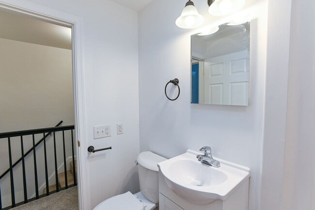 Building Photo - 3 Bedroom with Parking on Berryhill