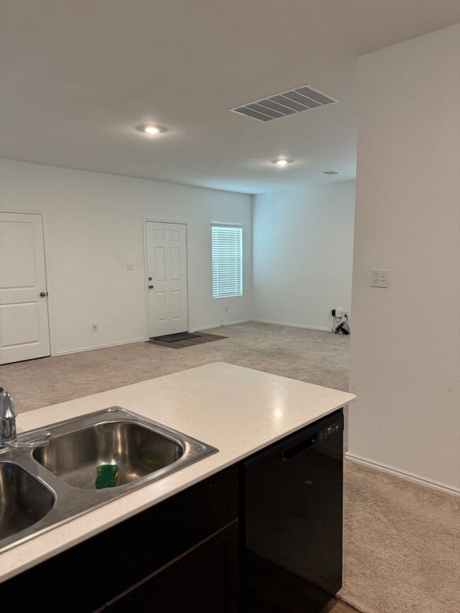 Building Photo - 3 Bed 2 Bath 2 Car Garage Home in Maxwell ...