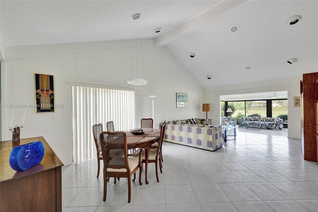 Building Photo - 8511 Casa Del Lago