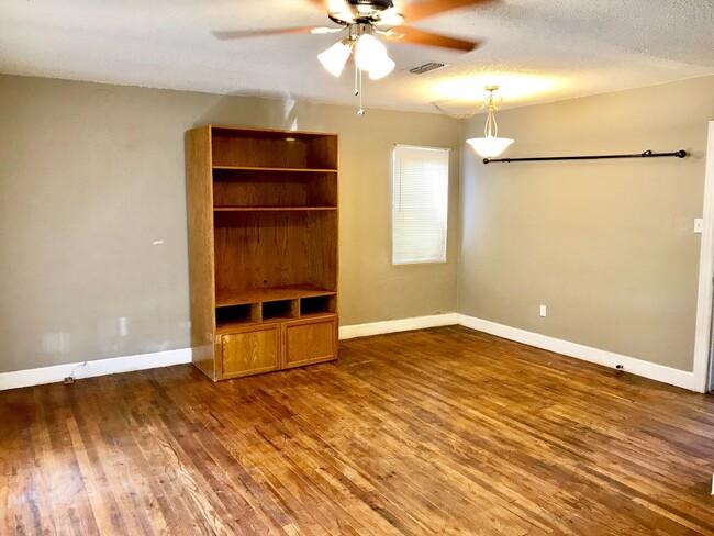 Building Photo - Pre-Leasing  - 2 bed 1 bath