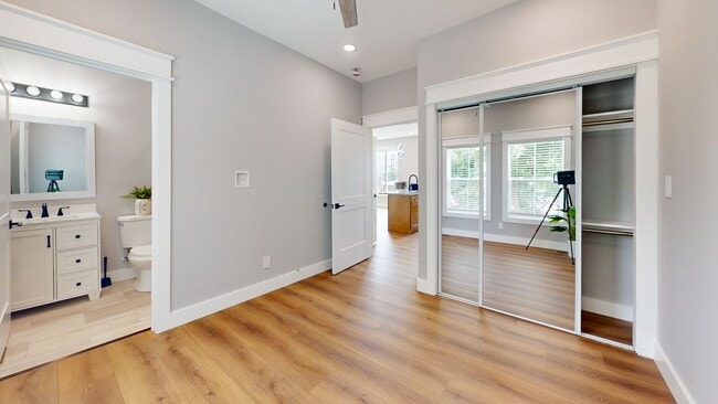 Building Photo - 5BR/5BA Fort Sanders Townhome | Off-Campus...