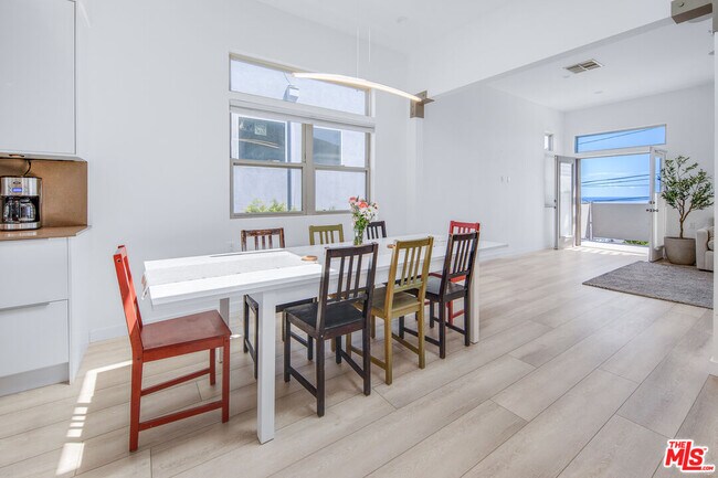 Building Photo - 728 W 37th St