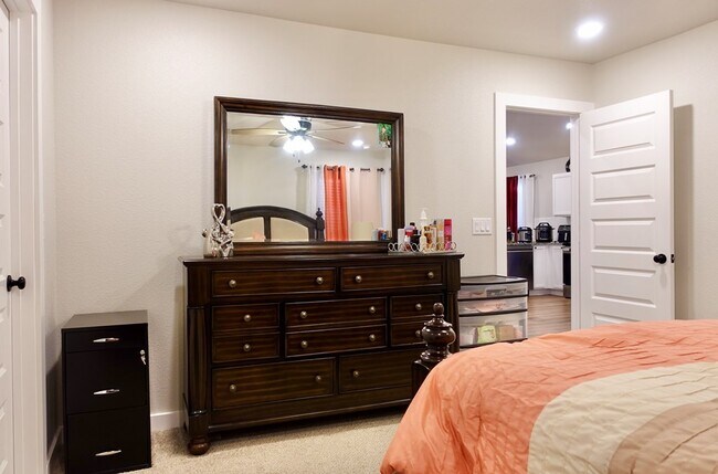 Building Photo - 413 Graze St