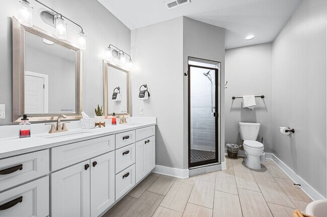 Building Photo - 1007 Dew St