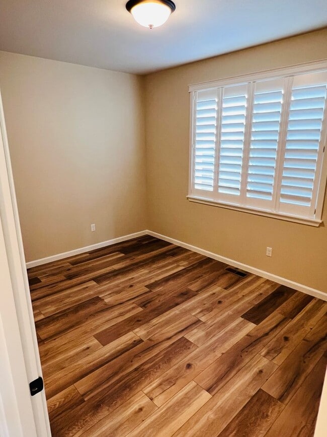 Building Photo - Stunning 5 bedroom W/Bed & Full Bath on Main Floor