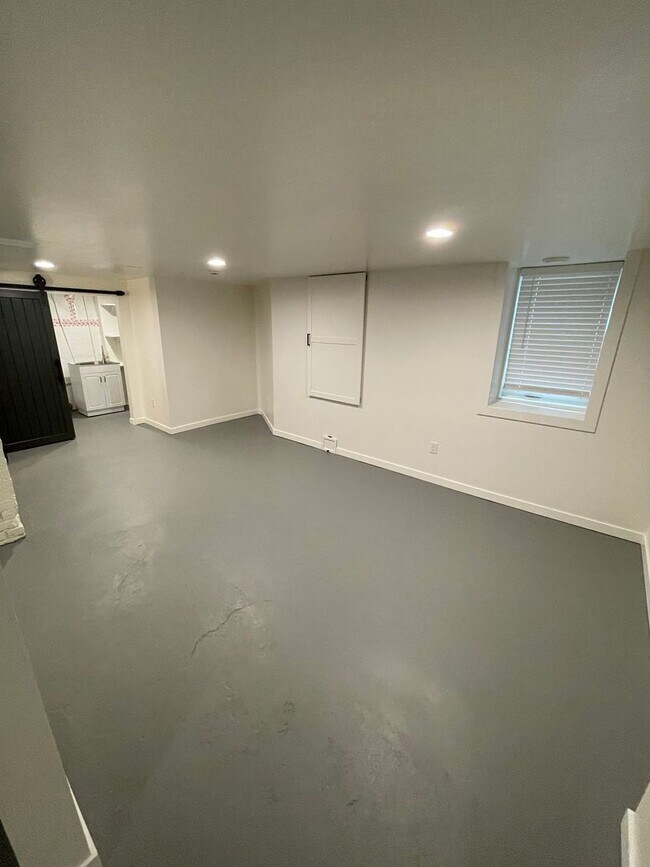 Building Photo - AVAILABLE Immediately!- 3 Bed 2 Bath Single family home!