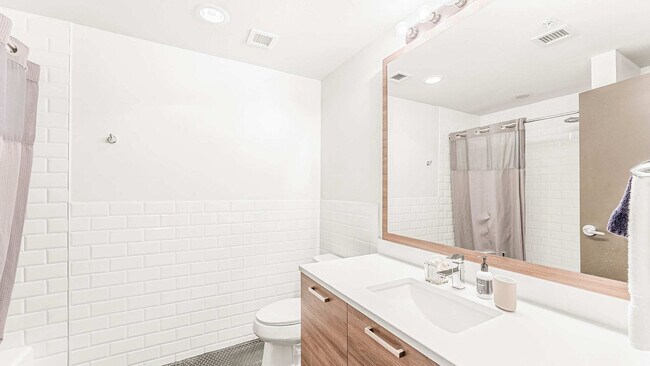 Building Photo - 555 Evergreen St